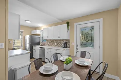 Image de Snug, neighborly home perfect for your small group