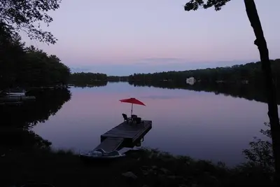 Image de Cozy Pine Waterfront Cottage, the lake is at your doorstep