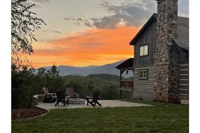 Image de Cabin Dream is 20 minutes from Tiec. 1 hr. from Biltmore Estate. Wc accessible