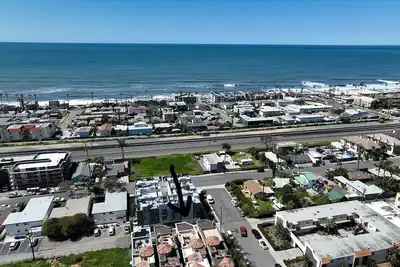 Image de Beautiful Tuscan Inspired Home - Ocean view rooftop terrace- 8 min walk to the beach! !