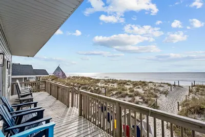 Image de Modern Oceanfront Cottage with Direct Beach Access & Near Pier