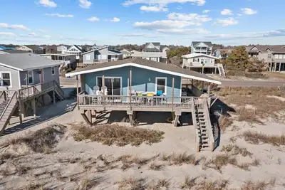 Image de Timeless Oceanfront Cottage Near Pier with Grill & Fishing Station