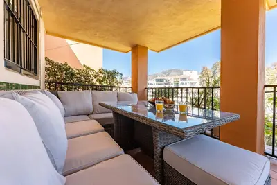 Image de Seaside Bliss: 2br Apartment with Tranquil Terrace, Pool & Parking