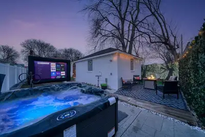 Image de Hot tub + Luxury cozy home + Fire pit + Game Room + Pool Table