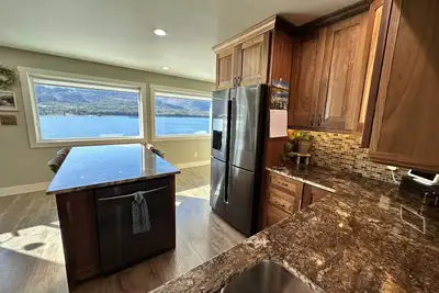 Image de Picture Perfect on the Water with large deck for spotting whales, eagles & more!