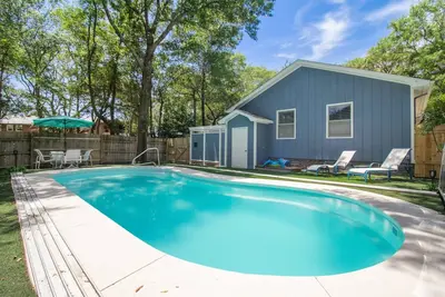 Image de Back Yard Oasis with Salt Water Pool, Dog Friendly with Fenced in Yard