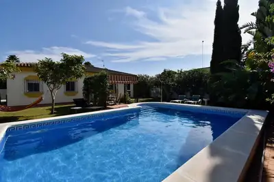 Image de Location de vacances charmante et confortable avec piscine privée à Chiclana de la Frontera, Andalousie, Espagne pour 8 personnes