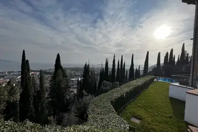 Image de Modern vacation apartment with fantastic lake view, terrace, balcony & infinity pool