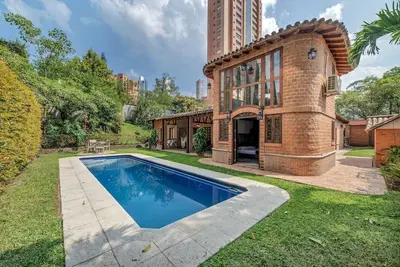 Image de Exclusive 4br Villa with private nightclub & pool