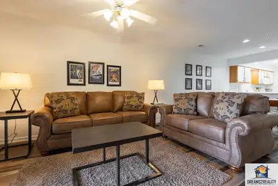 Image de Walk-In 2br Condo ~ Near The 76 Strip ~ 2 Pools ~ Free Tickets Included! (Fhd-8)