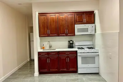 Image de Modern, elegant, and large studio apartment #2.