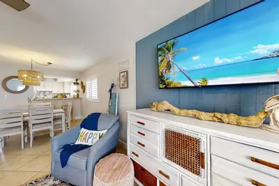 Image de 6703 Midnight Pass Rd · Siesta Key Condo, Heated Pool, Newly Renovated