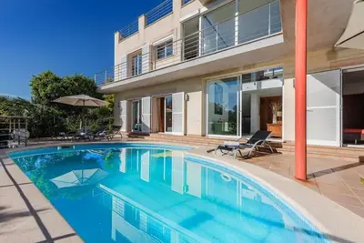 Image de Villa 'Vistafar' avec vue sur la mer, Wi-Fi et climatisation.