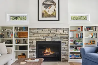 Image de Juniper Presents: Uber-Stylish VacayHome-Priv Beach Access-Stone Fireplace-Bg Ya