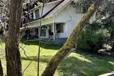 Image de Quiet country farmhouse, the scenery says it all - near Beaver Pge Power Plant.