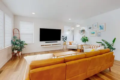 Image de Bright modern dog-friendly home with mountain view, fenced yard & gas grill