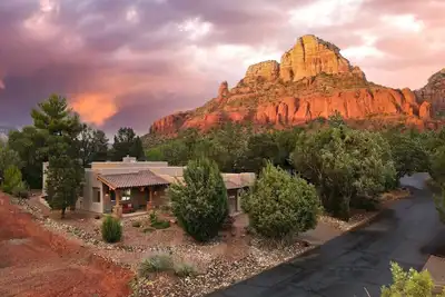 Image de Red Rock Adobe • 360º Views • Walk to Trails!