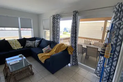 Image de One mile to the beach! 2 br condo with deck, A/C, full kitchen, washer, dryer