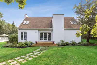 Image de Westhampton renovated, 1. 25 acre home w/ clay tennis court and heated pool