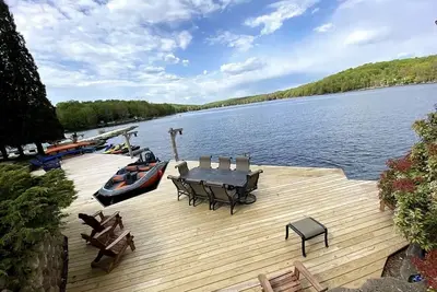 Image de Luxury Lakefront Living: 100' Dock; Kayaks; Sup; Firepit; Rustic Elegance Await!
