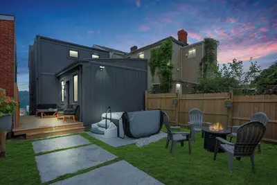 Image de Troy Hill Stunner W/ Skyline Views • 2 Decks • Hot Tub Nights • Firepit Vibes!