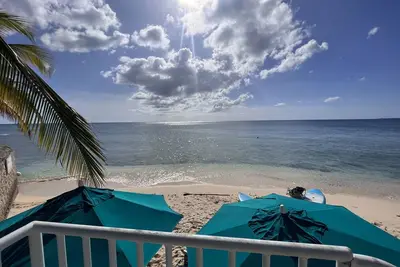 Image de \nOceanview 3 bedroom condo on prestigious 7 mile beach.