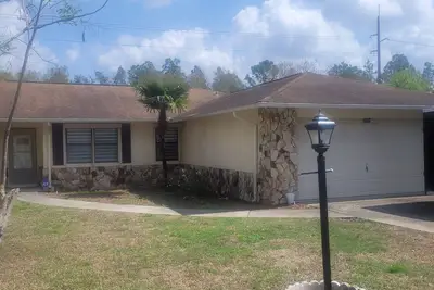 Image de Large Bungalow with fenced yard and game room. Close to everything