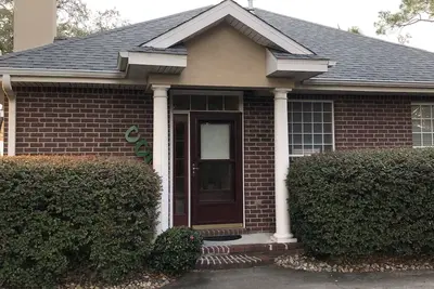 Image de Adorable cottage located minutes from beaches, shopping, dining!