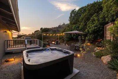 Image de Luxury Farmhouse Cottage with Ocean & Island Views, Spa, Fire Pit & Hammocks