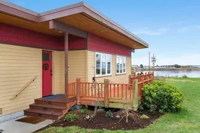 Image de Whidbey Waterfront Retreat- Steps to Beach-Fireplace- Reading Nook