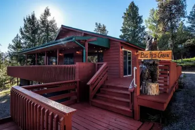 Image de The Big Red Cabin - Semi Secluded, Private Hot Tub, Fireplace