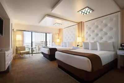 Image de Room with Two Beds at a Hotel