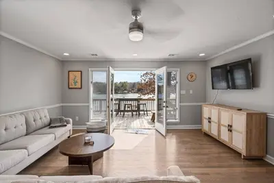 Image de Lakefront Paradise on Lake Norman -- this Fun-Filled House has it all! Sunsets! !
