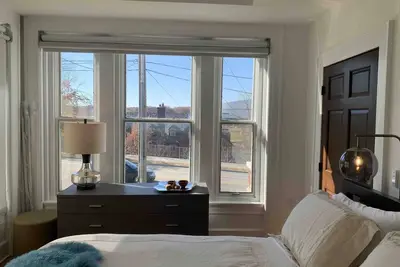 Image de Location, location, and views! Cozy, yet spacious and well stocked.