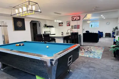 Image de 2 Bedrooms Private Whole Basement Suite With Separate Entrance Near Downtown