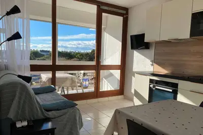 Image de T1 rénové avec balcon, clim, wifi, à Balaruc-les-Bains