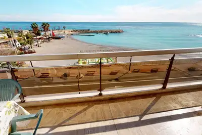 Image de Studio spacieux avec terrasse, parking, face mer, proche plages et commodités