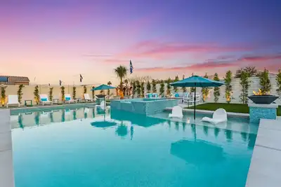 Image de Turquoise Dream - Brand New, Close to festivals, Oversized Pool + golf + 3miles from festivals