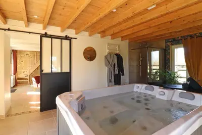 Image de Évasion Romantique avec Spa, Grand Jardin et Confort Moderne en Normandie