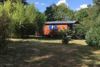 Image de Roulotte napolitaine de charme Peyrat La Nonière sur domaine avec Château  étang