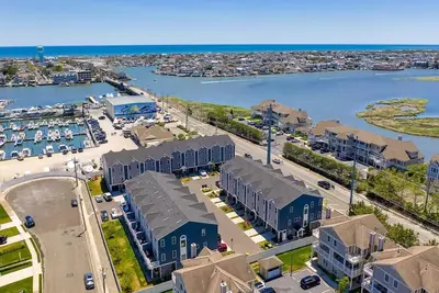Image de Bay And Wetland Views Steps From 96Th Street!