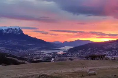Image de Logement au calme entre lac et montagne avec jardin