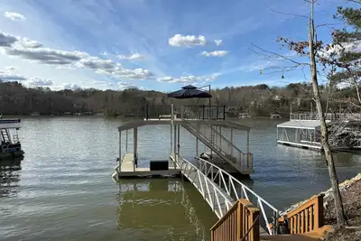 Image de Lake house & 2-story dock. Enjoy sunsets, fishing, & relaxing with friends.