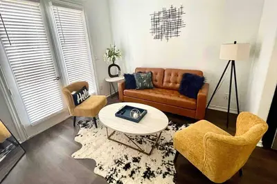 Image de Chic Urban Living Minutes from I-45 and I-610 #A