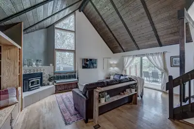 Image de The Woodland Chalet - Unique Storybook Charm among the Ponderosa Pines - Hot Tub