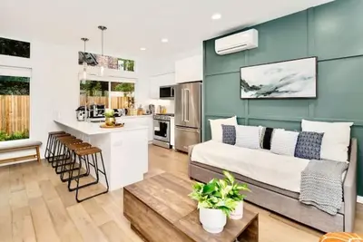 Image de Perch - Capitol Luxe Eight: Walk Score 96! Heart of Capitol Hill