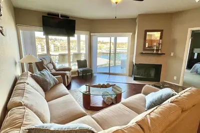 Image de Lakefront family condo with a screened in balcony on the Lake Of The Ozarks! !