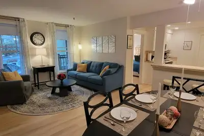 Image de Aldine Bowman Suite Stunning updated 2-bdrm w/lake views in the heart of Chq!