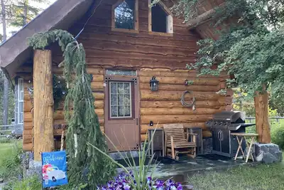 Image de Quaint Log Cabin with River View. 7 miles to the entrance of West Glacier