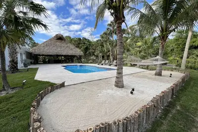 Image de Tropical oasis with amazing tiki